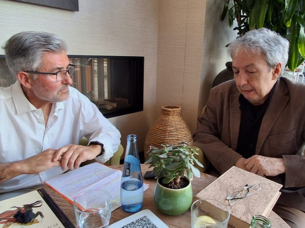04. Bruno Montano entrevista a David Toscana_Trabalibros.jpeg