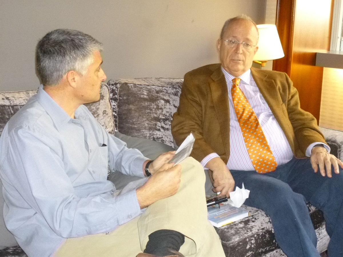 4.Bruno Montano de Trabalibros entrevista a Fernando García de Cortázar---8840.webp