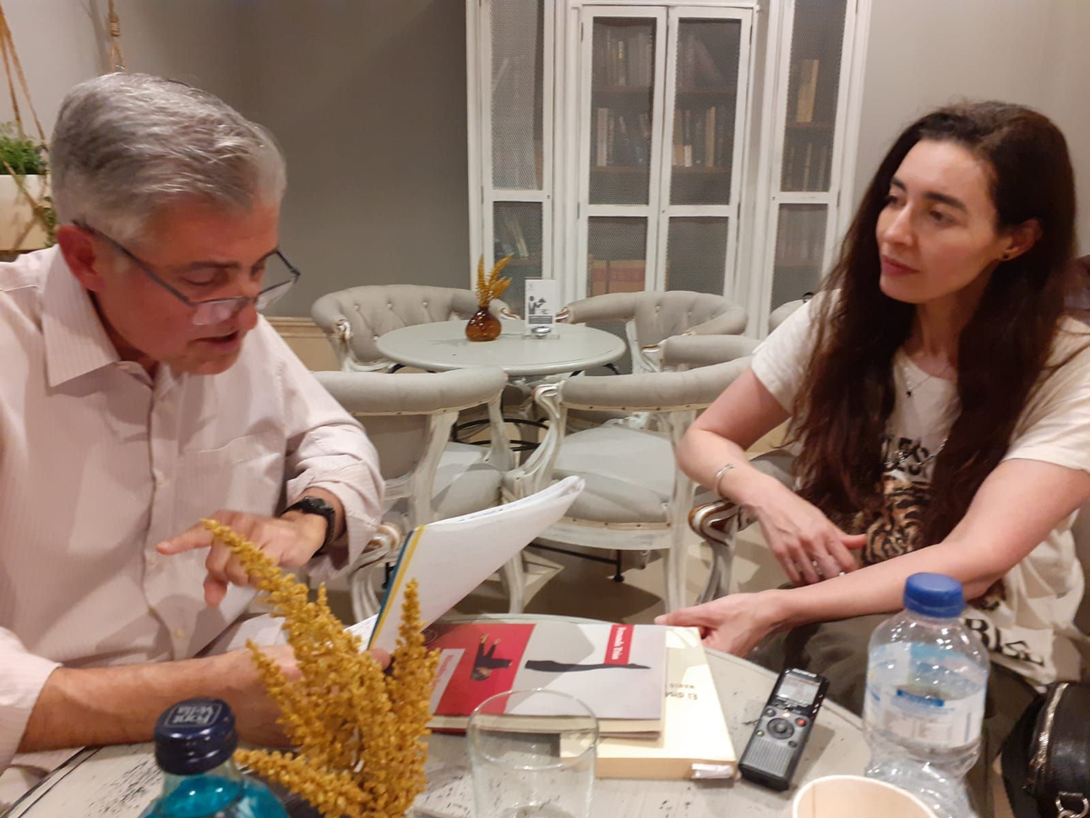 03.Bruno Montano entrevista a Fernanda Trías-Trabalibros.jpeg